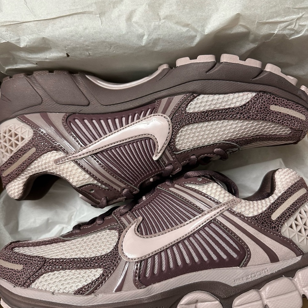 Nike Women's Zoom Vomero 5